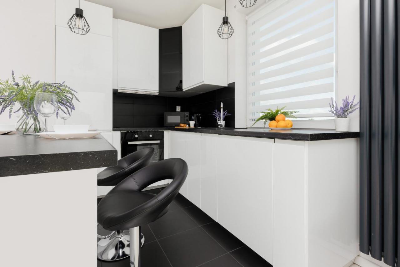 Szlachecka With Balcony & Parking By Renters Appartamento