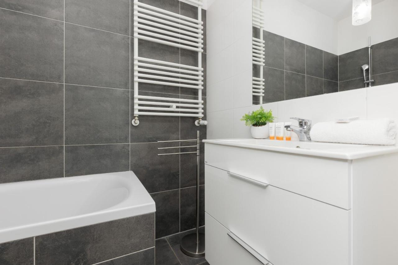 Szlachecka With Balcony & Parking By Renters Apartament *