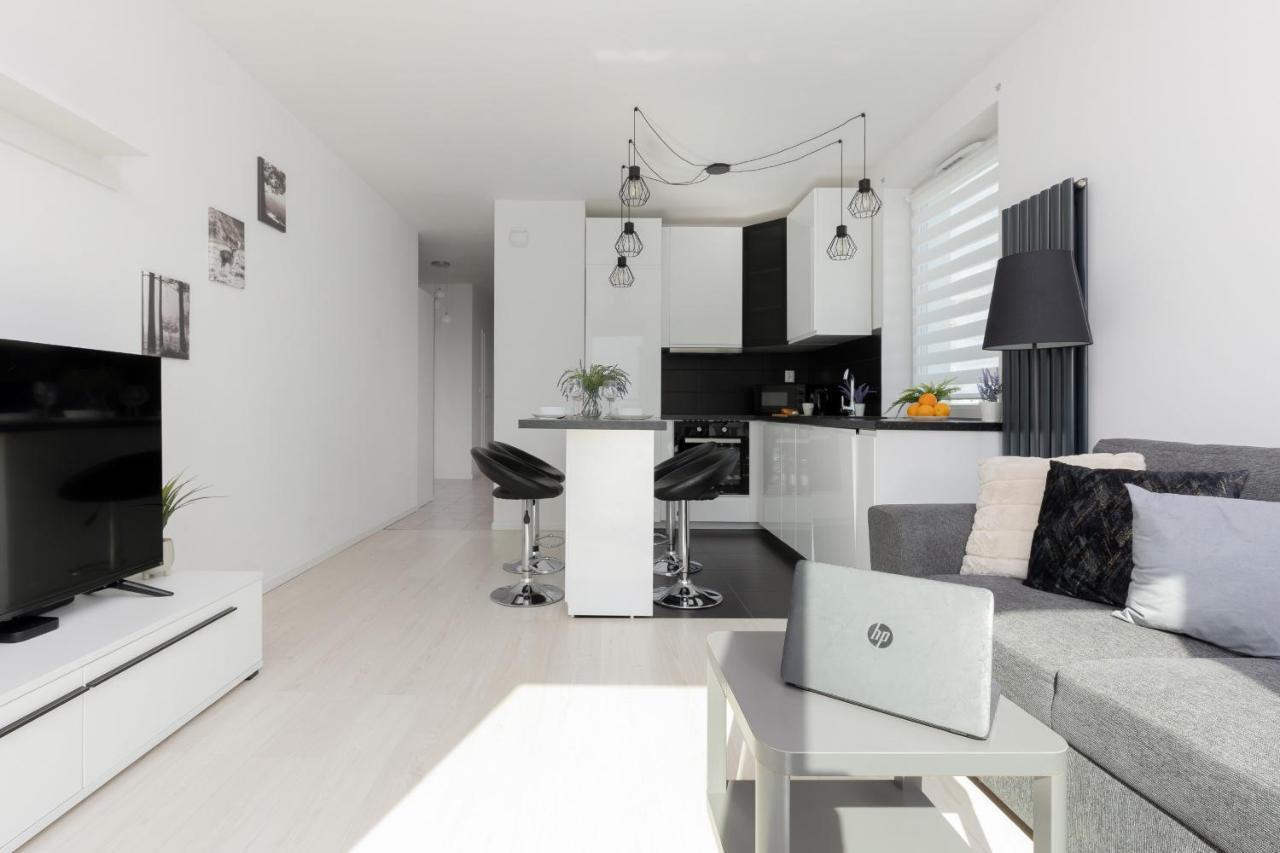 Szlachecka With Balcony & Parking By Renters Apartament *