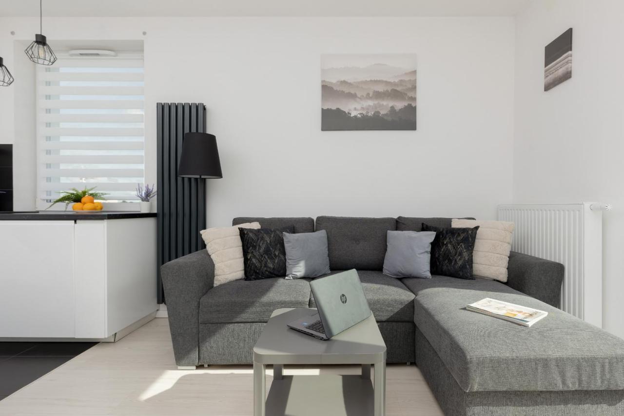 Szlachecka With Balcony & Parking By Renters Appartamento