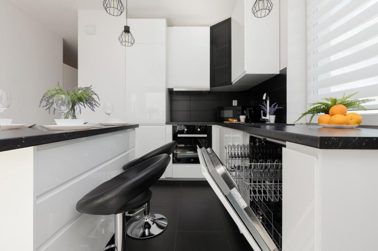Szlachecka With Balcony & Parking By Renters Appartamento *